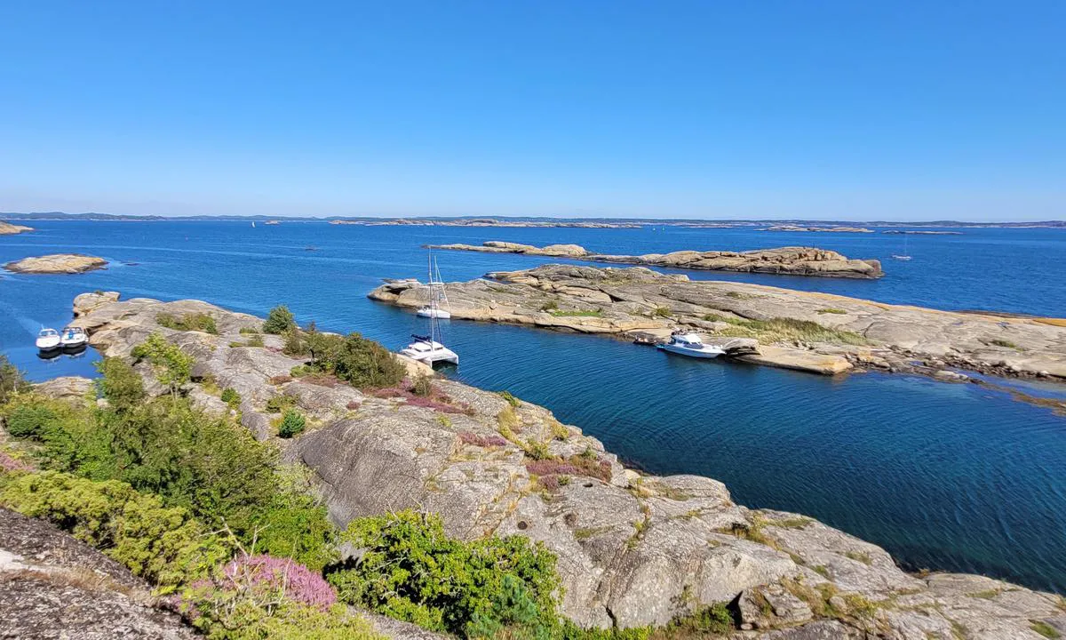 Tallakshavn: {"base": "da", "no": "Langsides Havneholmen", "se": "Longside Hamnholmen", "en": "Alongside Havneholmen", "da": "Longside Havneholmen"}