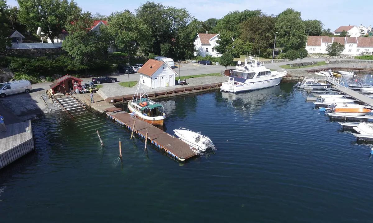 Tananger Gjestehavn Båtforening.  Fellesanlegget med dusjer, toaletter, slipp, benker og bryggeanlegg