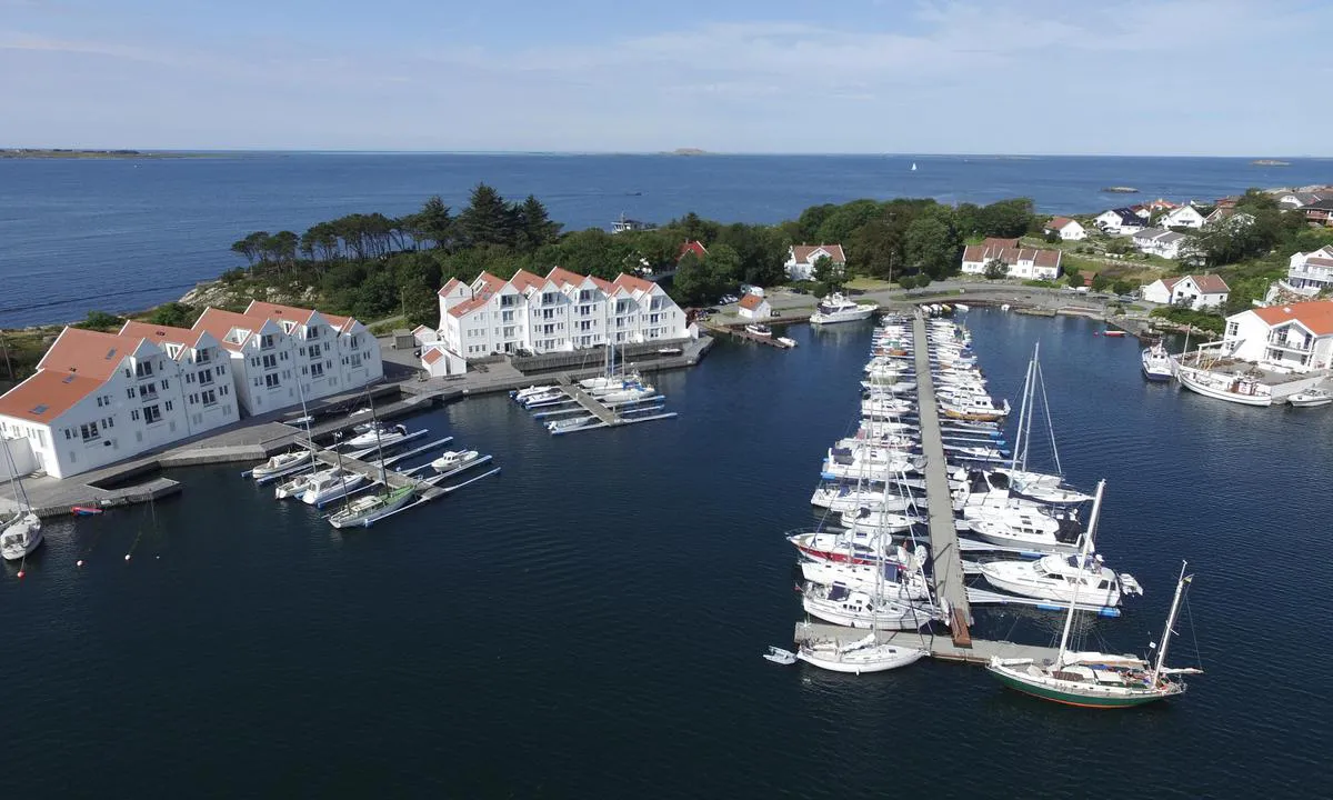 Tananger båtforening med fellesanlegg innerst i havnen til venstre for den lange bryggen