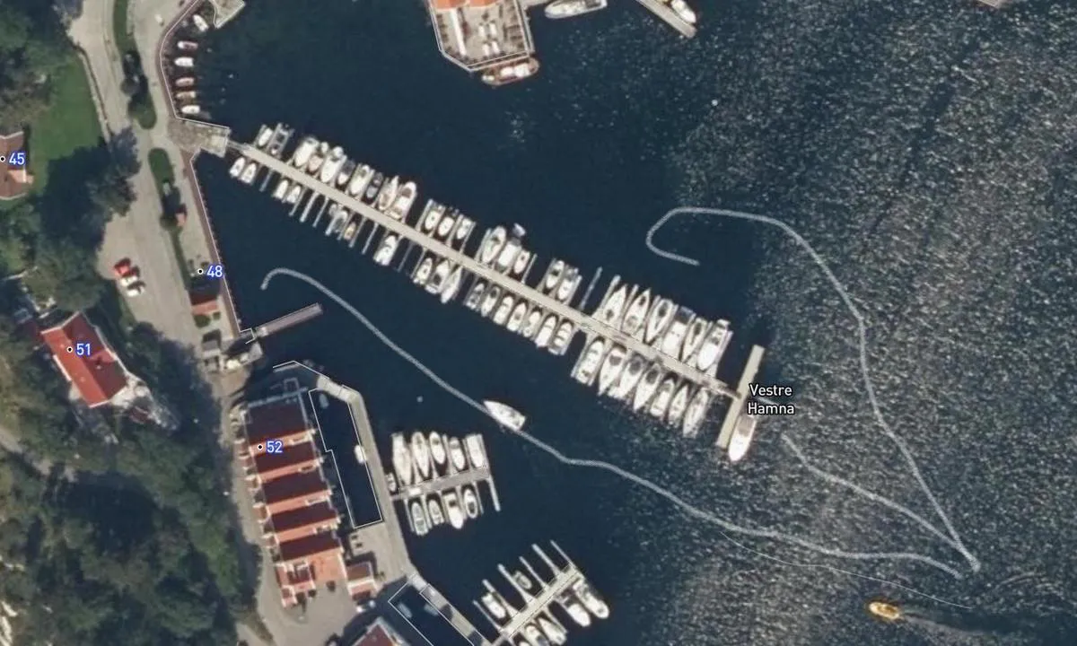Tananger Båtforening Gjestehavn: {"base": "no", "no": "Gjestehavnen med sanit\u00e6ranlegg er punkt 48. med gjesteplasser rett ved. P\u00e5 flytebryggen er det skilt innerst i b\u00e5sene som indikerer ledig (gr\u00f8nt) eller opptatt (r\u00f8dt)\r\nI tillegg kan moloen benyttes men denne drives av Stavanger havnedrift.\r\n\r\nVi har inntil videre ikke diesel eller bensin i havnen.", "se": "G\u00e4sthamnen med sanitetsanl\u00e4ggning \u00e4r punkt 48 med g\u00e4stplatser precis bredvid. P\u00e5 flytbryggan finns det skyltar l\u00e4ngst in i b\u00e5sarna som indikerar ledig (gr\u00f6n) eller upptagen (r\u00f6d).<br> Dessutom kan piren anv\u00e4ndas men den drivs av Stavanger hamndrift.<br><br> Vi har tills vidare ingen diesel eller bensin i hamnen.", "en": "The guest harbor with sanitation facilities is at point 48, with guest spots right nearby. On the floating dock, there are signs at the inner part of the berths indicating availability (green) or occupancy (red). Additionally, the breakwater can be used, but it is operated by Stavanger Harbor Operations. We currently do not have diesel or gasoline in the harbor.", "da": "G\u00e6stehavnen med sanit\u00e6ranl\u00e6g er punkt 48. med g\u00e6stepladser lige ved. P\u00e5 flydebroen er der skilte inderst i b\u00e5dpladserne, der indikerer ledig (gr\u00f8n) eller optaget (r\u00f8d).<br><br>Derudover kan molen benyttes, men denne drives af Stavanger havnedrift.<br><br>Vi har indtil videre ikke diesel eller benzin i havnen."}
