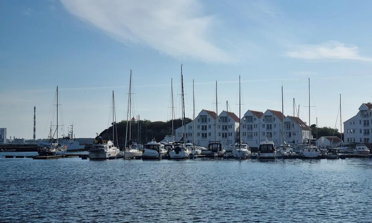 Tananger Båtforening Gjestehavn: {"base": "no", "no": "Nydelig gjestehavn. \r\nNoen plasser i flyttebrygge kan v\u00e6re trange til seilb\u00e5ter. \r\nRen og fin sanit\u00e6ranlegg.", "se": "Fin g\u00e4sthamn.<br>N\u00e5gra platser vid flytbryggan kan vara tr\u00e5nga f\u00f6r segelb\u00e5tar.<br>Rena och fina sanitetsanl\u00e4ggningar.", "en": "Beautiful guest harbor. Some spots in the floating dock can be tight for sailboats. Clean and nice sanitary facilities.", "da": "<p>Sk\u00f8n g\u00e6stehavn.</p><p>Nogle pladser i flydebro kan v\u00e6re trange for sejlb\u00e5de.</p><p>Rene og fine sanit\u00e6re anl\u00e6g.</p>"}