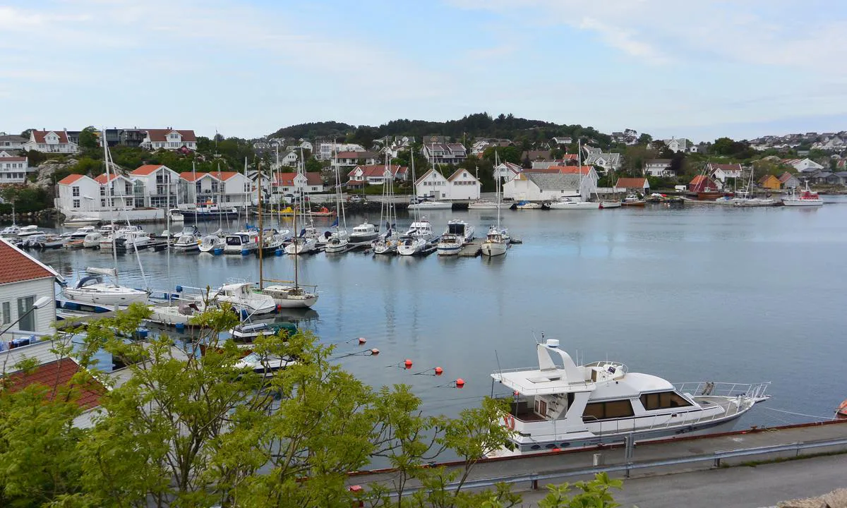 Melingsundet Gjestebrygge - Tananger: {"base": "no", "no": "Helt i front av bildet er gjesteplassene p\u00e5 kaia til Tananger Interkommunale Havn. Flytebrygga i senter av bildet tilh\u00f8rer Tananger B\u00e5tforening Gjestehavn.", "se": "Helt i front av bilden \u00e4r g\u00e4stplatserna vid kajen till Tananger Interkommunale Havn. Flytbryggan i mitten av bilden tillh\u00f6r Tananger B\u00e5tforening G\u00e4sthamn.", "en": "At the forefront of the picture are the guest berths at the quay of Tananger Intermunicipal Harbor. The floating dock in the center of the picture belongs to Tananger Boat Association Guest Harbor.", "da": "Helt i front af billedet er g\u00e6stepladserne ved kajen til Tananger Interkommunale Havn. Flydebroen i centrum af billedet tilh\u00f8rer Tananger B\u00e5deforening G\u00e6stehavn."}