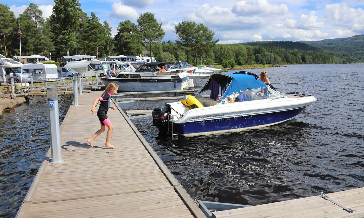 {"base": "no", "no": "Mange gjesteplasser ved Tangenodden Camping.", "se": "M\u00e5nga g\u00e4stplatser vid Tangenudden Camping.", "en": "Many guest berths at Tangenodden Camping.", "da": "Mange g\u00e6stepladser ved Tangenodden Camping."}