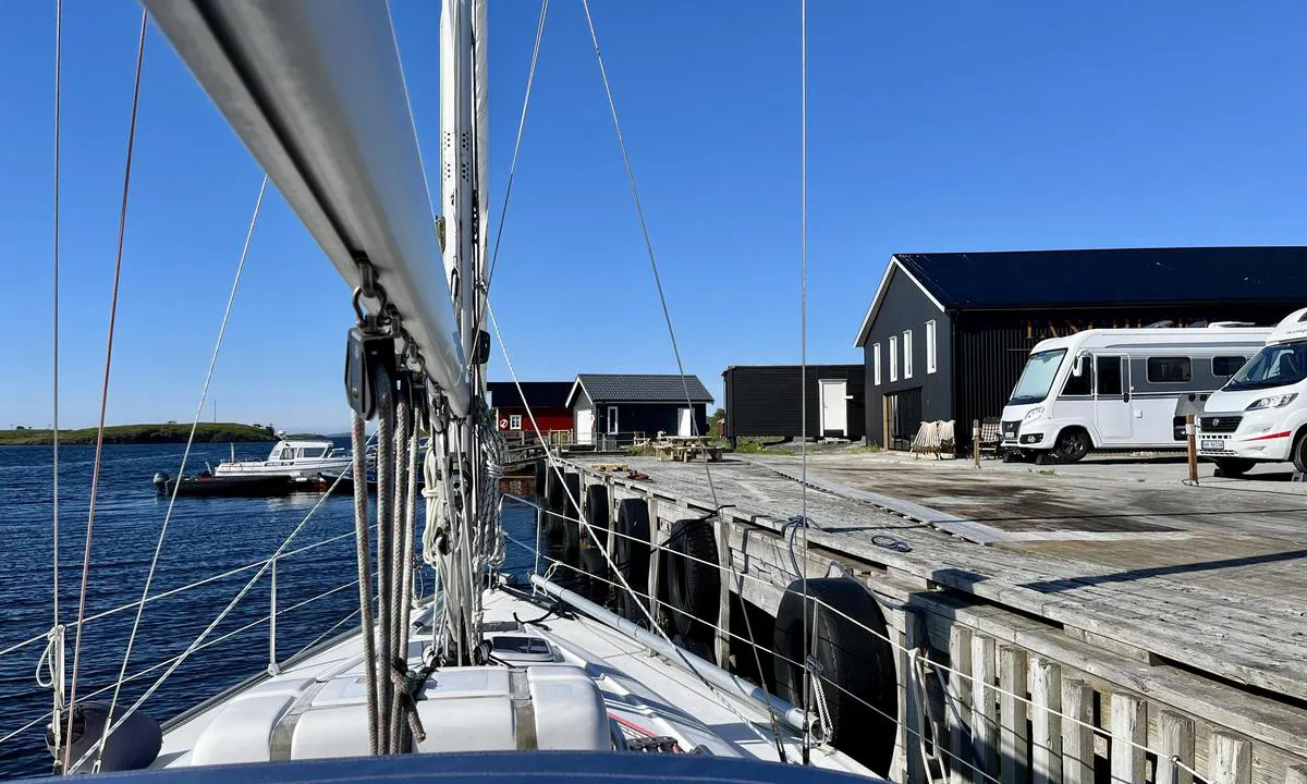 Tanghuset Arena: På søndre  del av kaia ligger en inntil en plankevegg. Strøm fra bobilparkeinga.