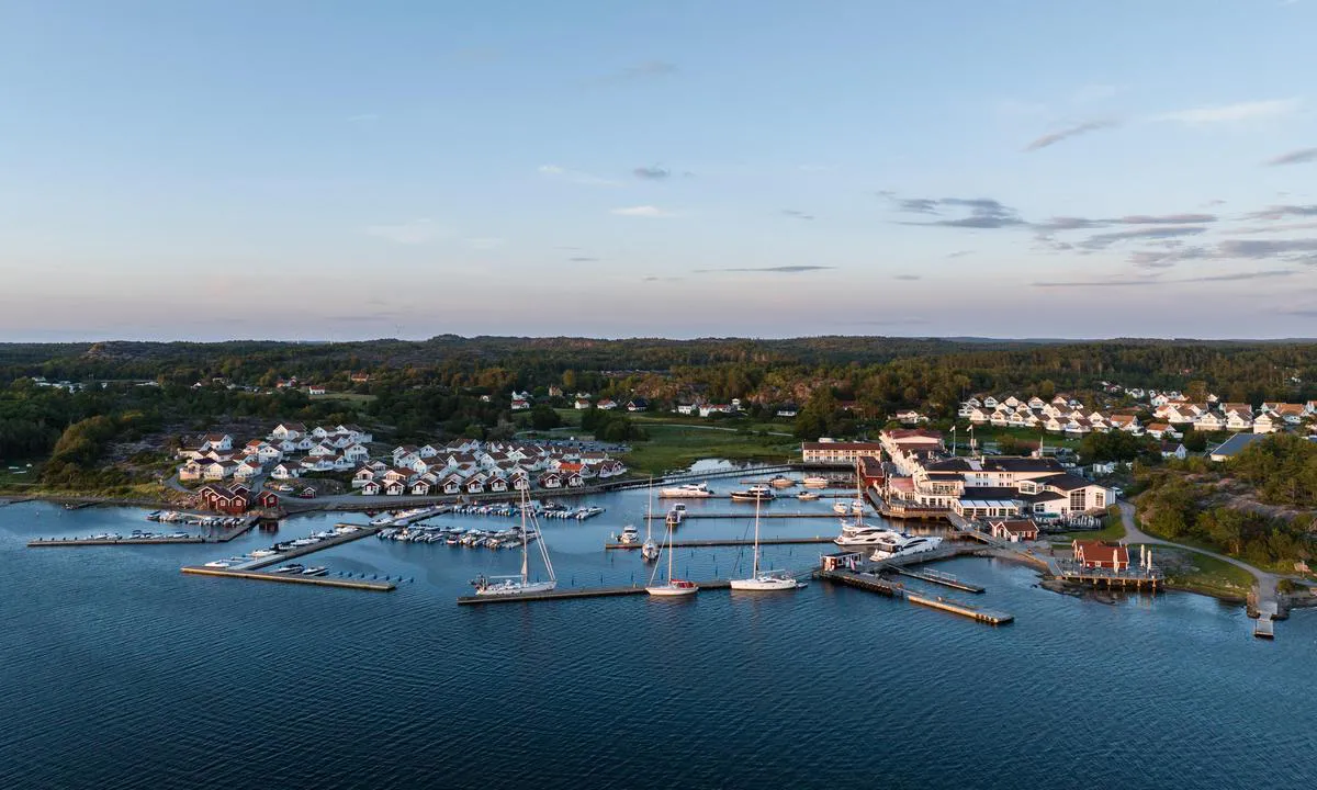 TanumStrand: {"base": "no", "no": "Fort\u00f8yning langsides p\u00e5 utsiden kan fungere om ikke SV vinden er for sterk eller trafikken er stor", "se": "F\u00f6rt\u00f6jning l\u00e5ngsides p\u00e5 utsidan kan fungera om inte SV vinden \u00e4r f\u00f6r stark eller trafiken \u00e4r stor", "en": "Mooring alongside on the outside can work if the SW wind is not too strong or the traffic is not heavy", "da": "Fort\u00f8jning langs siden p\u00e5 ydersiden kan fungere, hvis ikke SV vinden er for st\u00e6rk eller trafikken er stor"}