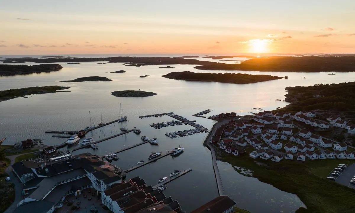 TanumStrand: {"base": "no", "no": "Naturen og utsikten er noe helt annet enn \u00e5 ligge inne i Grebbestad", "se": "Naturen och utsikten \u00e4r n\u00e5got helt annat \u00e4n att ligga inne i Grebbestad", "en": "The nature and the view are something completely different from lying inside Grebbestad", "da": "Naturen og udsigten er noget helt andet end at ligge inde i Grebbestad"}