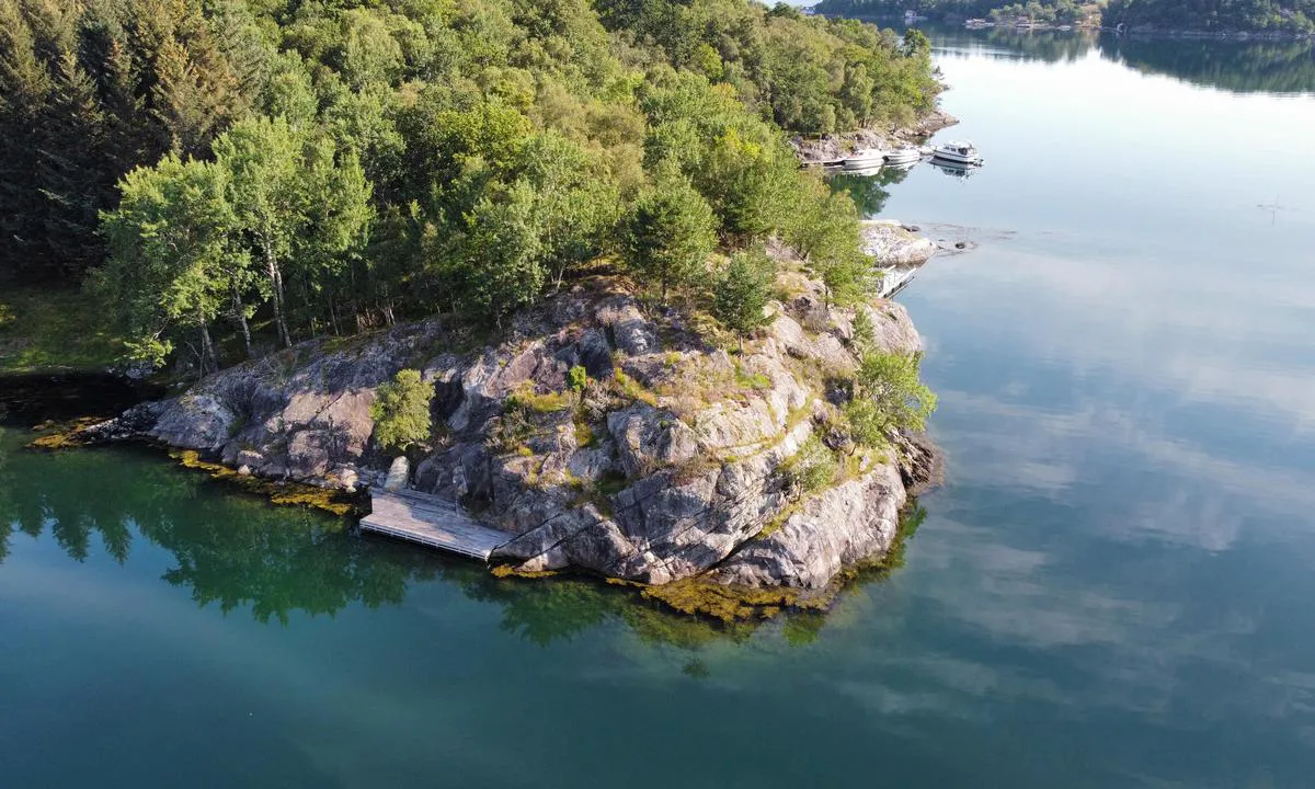 Taraldsøya: {"base": "no", "no": "Her ser man to av bryggene", "se": "H\u00e4r ser man tv\u00e5 av bryggorna", "en": "Here you can see two of the piers", "da": "Her ser man to af bryggerne"}
