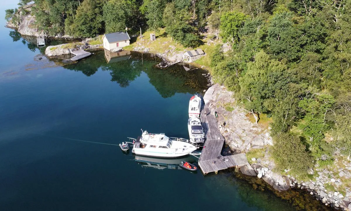 Taraldsøya: {"base": "no", "no": "Brede gode brygger", "se": "Breda bra bryggor", "en": "Wide good docks", "da": "Brede gode broer"}