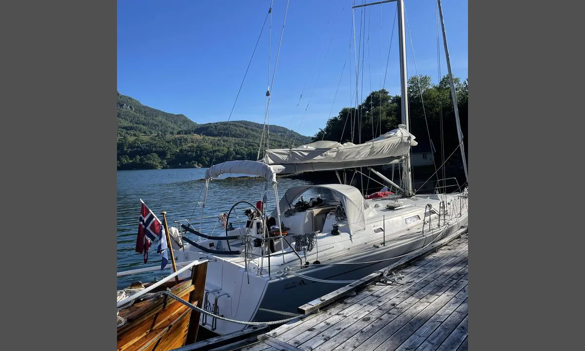 Taraldsøya: {"base": "no", "no": "Fort\u00f8yd ved den st\u00f8rste bryggen ved B\u00f8kkerhuset. V\u00e6r obs p\u00e5 skj\u00e6rene som strekker seg helt fra land og ut til staken.", "se": "F\u00f6rt\u00f6jd vid den st\u00f6rsta bryggan vid Bokkarehuset. Var uppm\u00e4rksam p\u00e5 sk\u00e4ren som str\u00e4cker sig hela v\u00e4gen fr\u00e5n land och ut till pricken.", "en": "Moored at the largest pier by B\u00f8kkerhuset. Be aware of the reefs that extend all the way from the shore out to the buoy.", "da": "Fort\u00f8jet ved den st\u00f8rste bro ved B\u00f8kkerhuset. V\u00e6r obs p\u00e5 sk\u00e6rene, som str\u00e6kker sig helt fra land og ud til stagen."}
