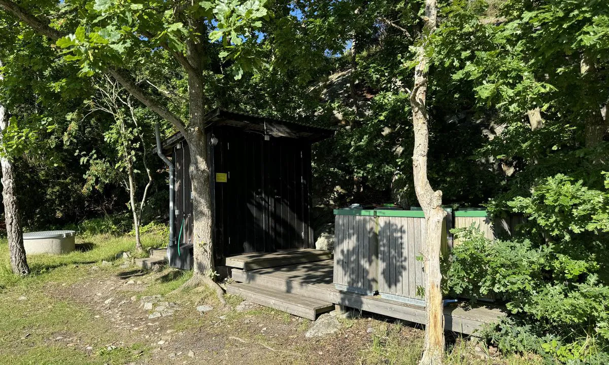 Tärnö: {"base": "en", "no": "Fine toaletter og s\u00f8ppelh\u00e5ndtering er n\u00e6r brygga", "se": "Fina toaletter och sopsamling finns n\u00e4ra bryggan", "en": "Nice toilsets and trash collection is close to the pier", "da": "P\u00e6ne toiletter og affaldsindsamling er t\u00e6t p\u00e5 kajen"}
