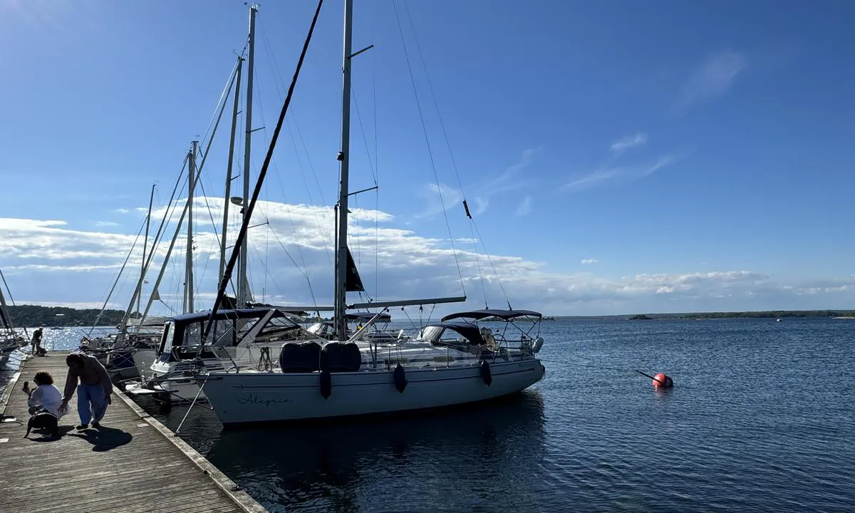 Tärnö: {"base": "en", "no": "Ved T\u00e4rn\u00f6 fort\u00f8yer du med baugen mot brygga og b\u00f8yer akter.", "se": "P\u00e5 T\u00e4rn\u00f6 f\u00f6rt\u00f6jer du med f\u00f6ren mot bryggan och bojarna akterut", "en": "At T\u00e4rn\u00f6 you moor bow towards the pier and bouys aft", "da": "Ved T\u00e4rn\u00f6 l\u00e6gger du til med st\u00e6vnen mod kajen og agterenden mod b\u00f8jerne."}
