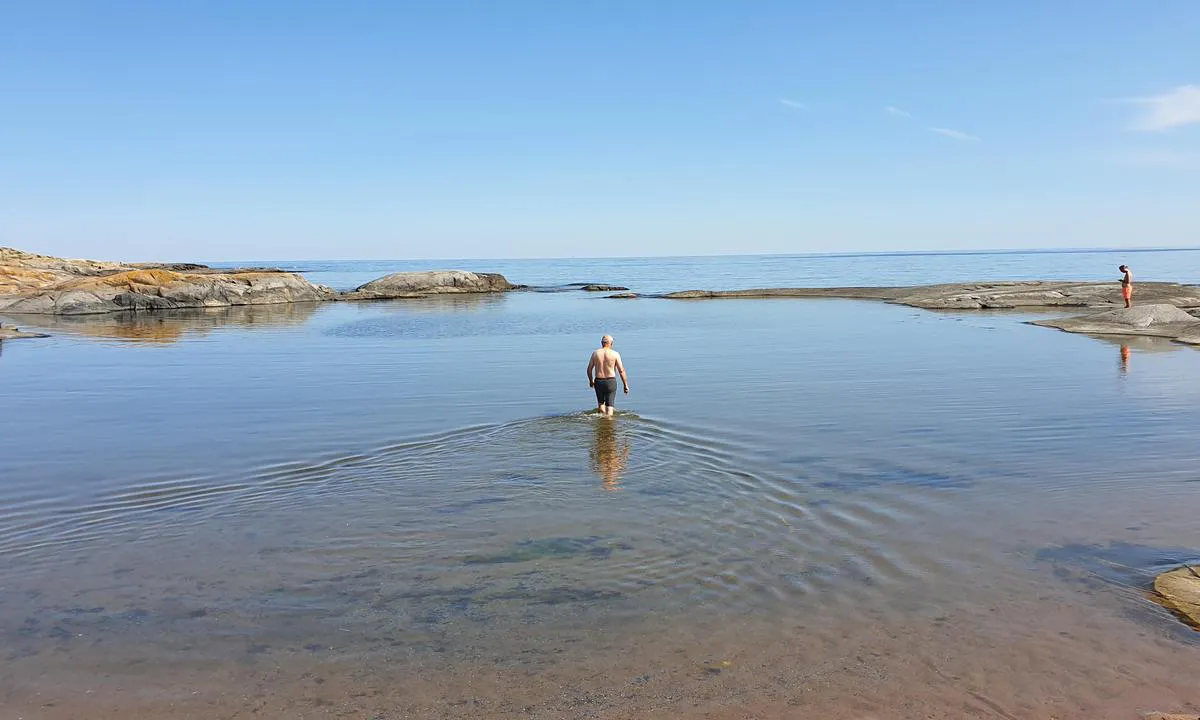 Tärnskär: {"base": "se", "no": "Lagunen p\u00e5 T\u00e4rnskj\u00e6r.", "se": "Lagunen p\u00e5 T\u00e4rnsk\u00e4r.", "en": "The Lagoon at T\u00e4rnsk\u00e4r.", "da": "Lagunen ved T\u00e4rnsk\u00e4r.", "fr": "La lagune de T\u00e4rnsk\u00e4r.", "de": "Die Lagune bei T\u00e4rnsk\u00e4r.", "es": "La laguna en T\u00e4rnsk\u00e4r.", "it": "La laguna presso T\u00e4rnsk\u00e4r.", "pt": "A Lagoa em T\u00e4rnsk\u00e4r.", "nl": "De lagune van T\u00e4rnsk\u00e4r.", "pl": "Laguna na T\u00e4rnsk\u00e4r.", "uk": "\u041b\u0430\u0433\u0443\u043d\u0430 \u043d\u0430 \u0422\u00e4rnsk\u00e4r.", "ro": "Laguna de pe T\u00e4rnsk\u00e4r.", "tr": "T\u00e4rnsk\u00e4r'deki Lag\u00fcn.", "el": "\u0397 \u03bb\u03b9\u03bc\u03bd\u03bf\u03b8\u03ac\u03bb\u03b1\u03c3\u03c3\u03b1 \u03c3\u03c4\u03bf\u03bd T\u00e4rnsk\u00e4r.", "cs": "Laguna na T\u00e4rnsk\u00e4ru.", "hu": "Lag\u00fana a T\u00e4rnsk\u00e4r szigeten.", "fi": "T\u00e4rnsk\u00e4rin laguuni.", "bg": "\u041b\u0430\u0433\u0443\u043d\u0430\u0442\u0430 \u043d\u0430 \u0422\u0435\u0440\u043d\u0448\u0430\u0440.", "sr": "Laguna kod T\u00e4rnsk\u00e4ra.", "et": "Laguun T\u00e4rnsk\u00e4ril.", "lv": "Lag\u016bna T\u0113rnsk\u0113r\u0101.", "lt": "Lag\u016bna prie Ternskerio."}