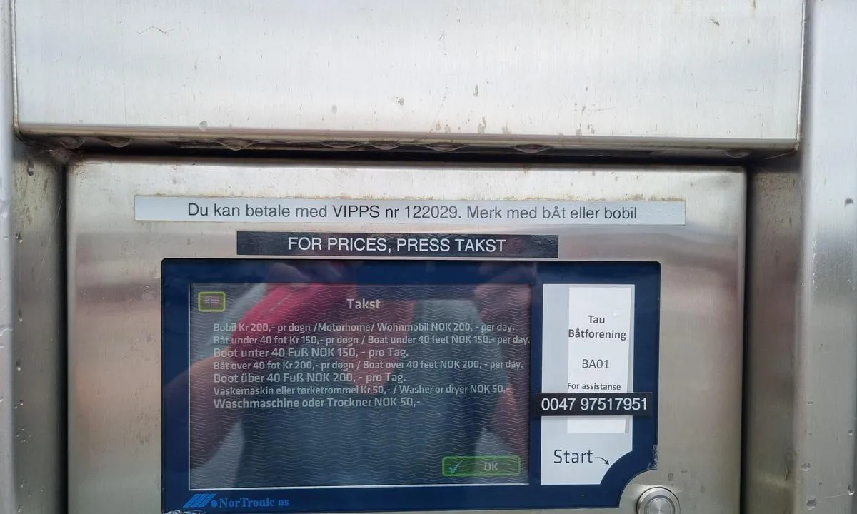 Tau Båthavn: {"base": "no", "no": "Takster p\u00e5betalingsautomaten, man kan ogs\u00e5 betale med vipps", "se": "Taxor p\u00e5 betalningsautomaten, man kan ocks\u00e5 betala med vipps", "en": "Rates at the payment machine, you can also pay with Vipps", "da": "Takster p\u00e5 betalingsautomaten, man kan ogs\u00e5 betale med MobilePay"}