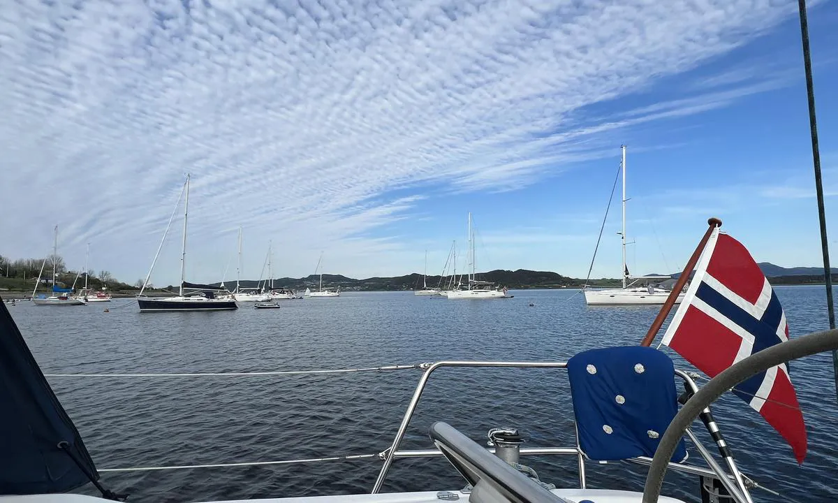 Tautra Kloster: {"base": "no", "no": "Himmelspretten p\u00e5 svai :-)", "se": "Kristi Flygare till ankars :-)", "en": "The Ascension at anchor :-)", "da": "Kristi Himmelfartsdag p\u00e5 svaj :-)"}