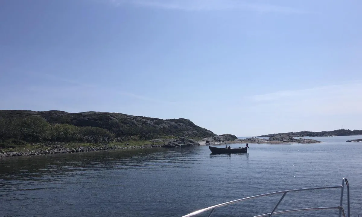 Teistholmen: {"base": "no", "no": "Her er det en liten brygge \u00e5 feste seg i. \r\nFint \u00e5 dregge opp i mot svaberget p\u00e5 babord side av denne. (Ogs\u00e5 p\u00e5 baksiden av odden som stikker ut p\u00e5 bildet)\r\nFlott plass \u00e5 telte.\r\nFin sandstrand for de minste.", "se": "H\u00e4r finns en liten brygga att f\u00f6rt\u00f6ja vid. Det \u00e4r bra att ankra upp mot klippan p\u00e5 babord sida av denna. (\u00c4ven p\u00e5 baksidan av udden som sticker ut p\u00e5 bilden) Fin plats att t\u00e4lta. Fin sandstrand f\u00f6r de minsta.", "en": "Here there is a small dock to secure yourself to. It's good to anchor against the rocky shore on the port side of this. (Also on the backside of the point protruding in the picture) Great place to camp. Nice sandy beach for the little ones.", "da": "Her er der en lille brygge at fort\u00f8je ved. <br> Godt at ankre op mod klippen p\u00e5 bagbord side af denne. (Ogs\u00e5 p\u00e5 bagsiden af n\u00e6sset, som str\u00e6kker sig ud p\u00e5 billedet) <br> Flot sted at sl\u00e5 telt op. <br> Fin sandstrand til de mindste."}