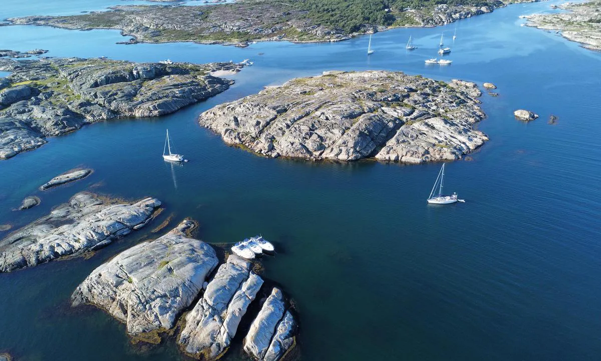 Two sailboats on anchor and three motorboats moored to the small island south west of Tenholmar.