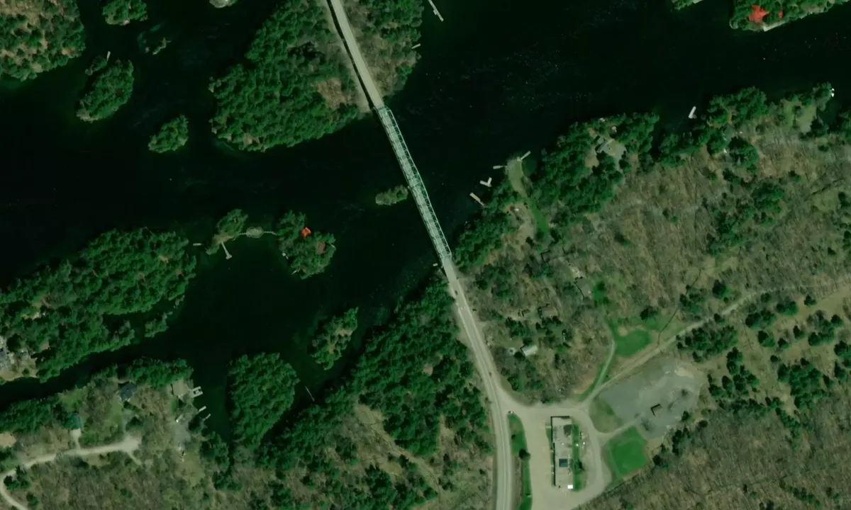 Flyfoto av Thousand Islands Bridge dock