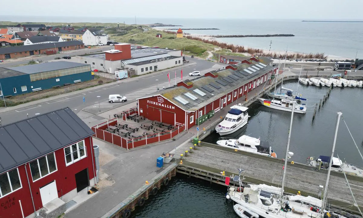 Thyborøn: {"base": "no", "no": "Fiskehallen er en veldig grei plass \u00e5 f\u00e5 mat,", "se": "Fiskehallen \u00e4r ett v\u00e4ldigt bra st\u00e4lle att f\u00e5 mat p\u00e5,", "en": "The Fish Hall is a very convenient place to get food,", "da": "Fiskehallen er et meget godt sted at f\u00e5 mad."}