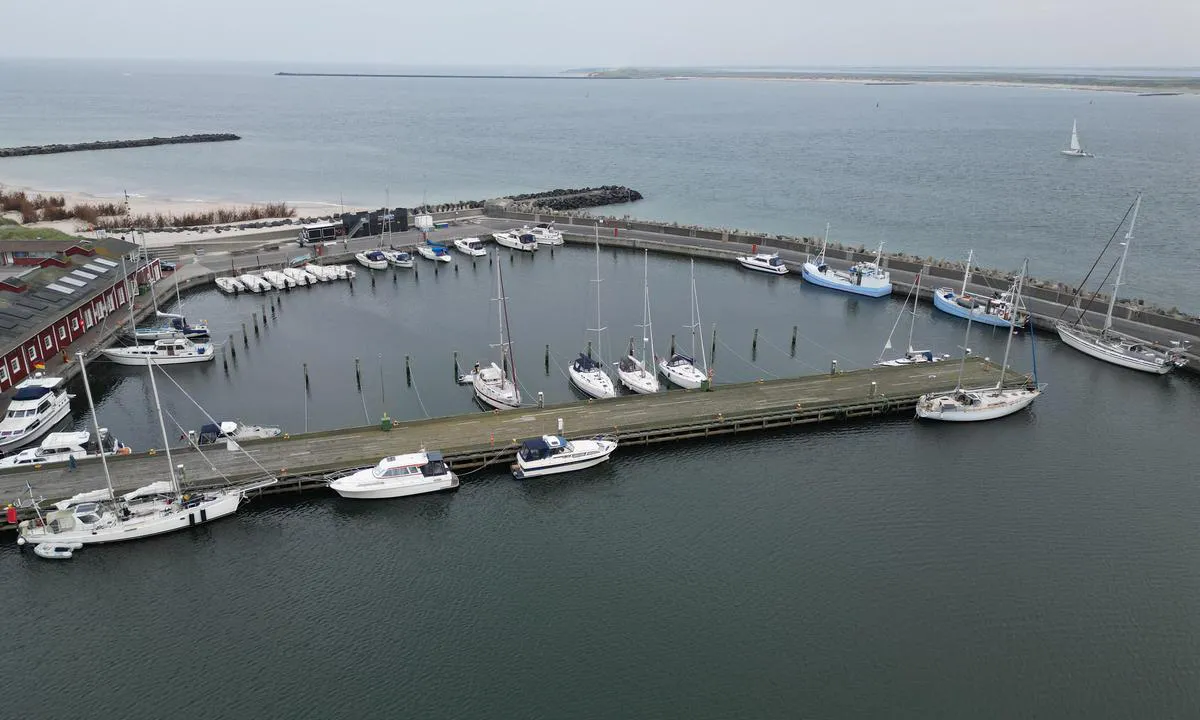 Thyborøn: {"base": "da", "no": "Gjesthavna i Thybor\u00f8n.", "se": "G\u00e4sthamnen i Thybor\u00f8n.", "en": "The guest harbor in Thybor\u00f8n.", "da": "Gjestehavna i Thybor\u00f8n."}