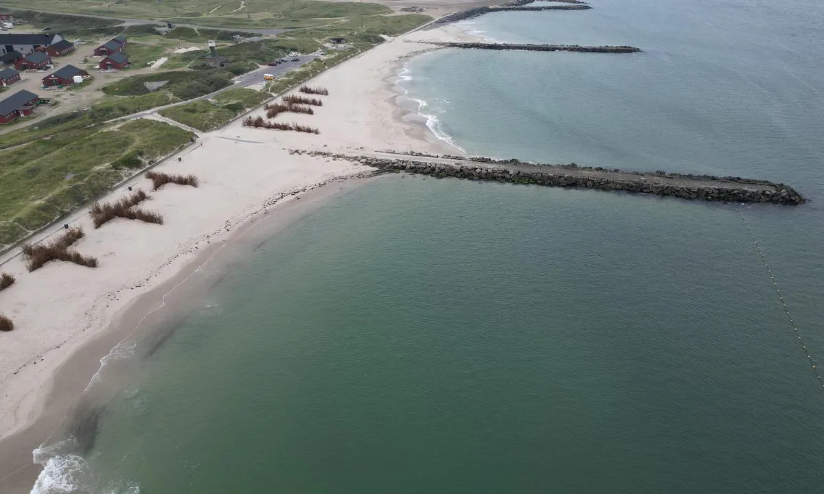 Thyborøn: {"base": "no", "no": "FFin strand p\u00e5 vestsiden av gjestehavna", "se": "Fin strand p\u00e5 v\u00e4stsidan av g\u00e4sthamnen", "en": "Fine beach on the west side of the guest harbor", "da": "Fin strand p\u00e5 vestsiden af g\u00e6stehavnen"}