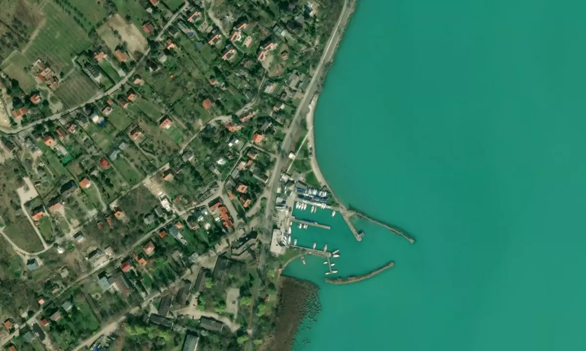 Flyfoto av Tihany Sailing School Ltd.