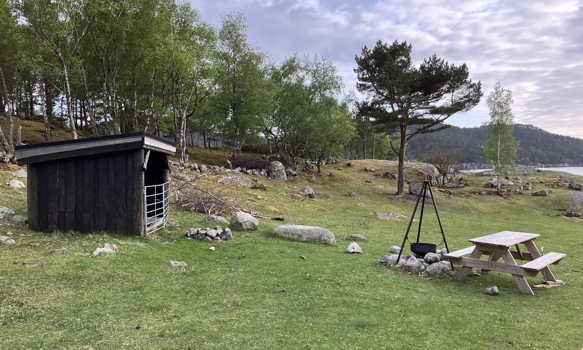 Tingholmen: {"base": "no", "no": "Bildet tatt 18Mai 2023\r\nGode muligheter for grilling,b\u00e5de utend\u00f8rs og i gapahauk", "se": "Bildet taget 18 maj 2023<br>Goda m\u00f6jligheter f\u00f6r grillning, b\u00e5de utomhus och i gapahuk", "en": "Picture taken 18th of May 2023<br>Good opportunities for barbecuing, both outdoors and in the lean-to", "da": "Billedet taget 18. maj 2023<br>Gode muligheder for grill, b\u00e5de udend\u00f8rs og i en gapahuk"}