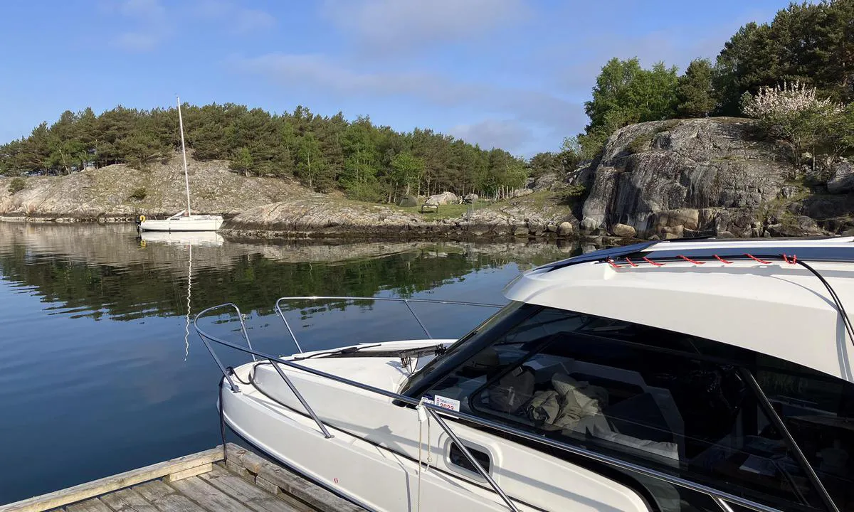 Tingholmen: {"base": "no", "no": "Bilde tatt 18Mai 2023\r\nGode forhold for \u00e5 ligge p\u00e5 anker,og man kan til tider f\u00e5 bes\u00f8k av sauer", "se": "Bild tagen 18 Maj 2023<br>Goda f\u00f6rh\u00e5llanden f\u00f6r att ligga p\u00e5 ankare, och man kan ibland f\u00e5 bes\u00f6k av f\u00e5r", "en": "Picture taken on May 18, 2023<br>Good conditions for anchoring, and occasionally one might receive visits from sheep", "da": "Billede taget 18. maj 2023<br>Gode forhold for at ligge for anker, og man kan til tider f\u00e5 bes\u00f8g af f\u00e5r"}