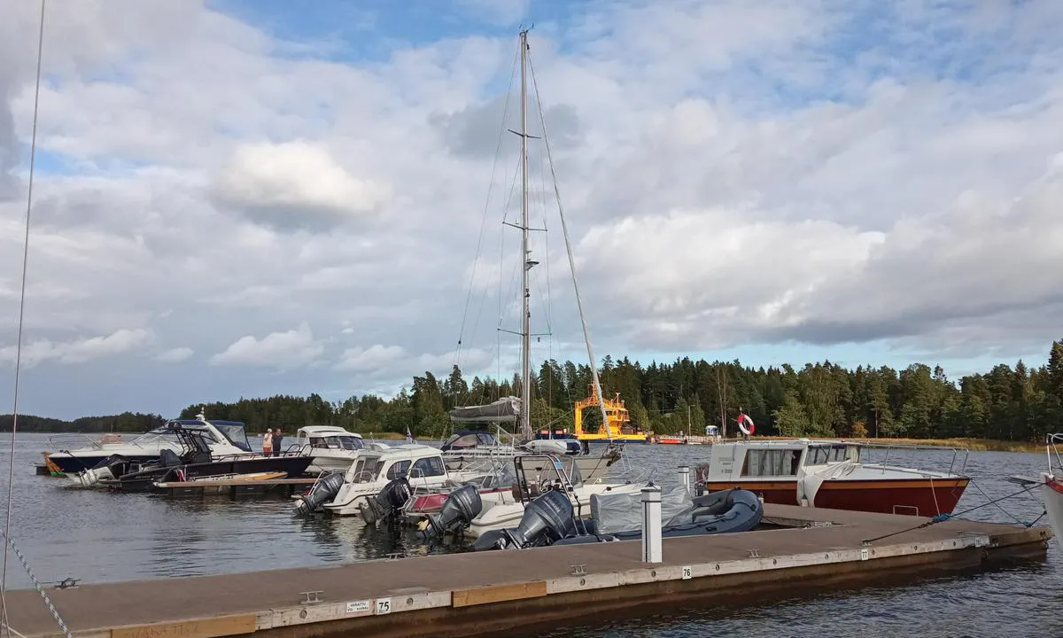Tirmon Saaristokeskus: {"base": "en", "no": "Det er en liten butikk, diesel, mulig \u00e5 overnatte.", "se": "Det finns en liten butik, diesel, m\u00f6jligt att stanna \u00f6ver natten.", "en": "There is small shop, diesel, possible to stay over night.", "da": "Der er en lille butik, diesel, mulighed for overnatning."}