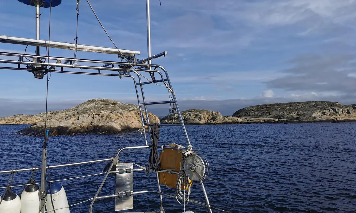 {"base": "no", "no": "Utsikt fra svaiplass p\u00e5 Tisler nord.", "se": "Utsikt fr\u00e5n svajplats vid Tisler nord.", "en": "View from the anchorage at Tisler north.", "da": "Udsigt fra svingplads ved Tisler nord."}