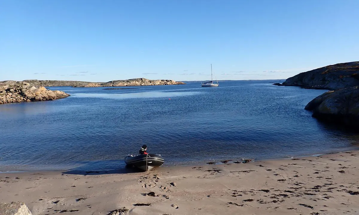 Tisler Syd: Bøya ligger ikke så langt fra berget, men det er litt lengre inn til stranda. En fin plass å ligge, godt beskytta, men sjøen kan komme rundt odden. Veldig fint turområde, utrolig utsikt her helt i i Skagerrak.