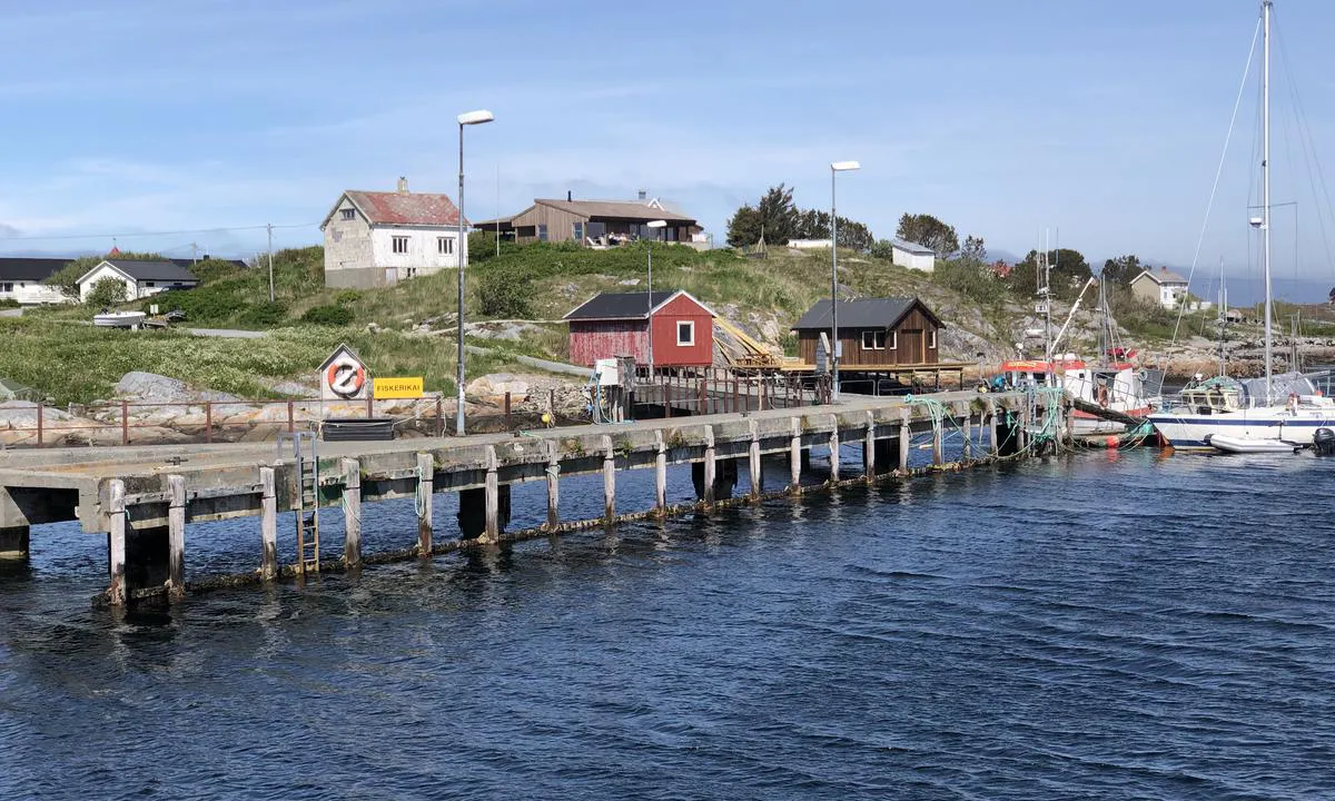 Titran: Litt lenger inn i havna finner du ei fiskerikai. Hvis den ikke brukes av kommerielle båter er det også mulig å ligge her. Det er også kommunal vannpåfylling på denne kaia.