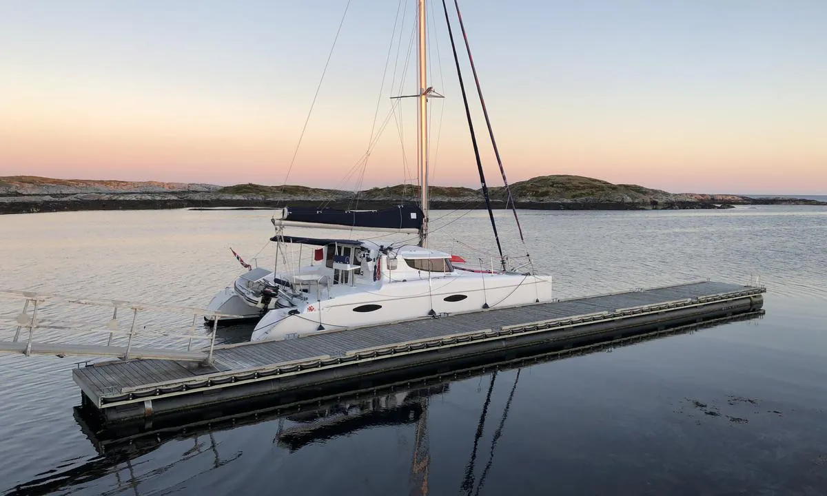 Titran: {"base": "no", "no": "Flytebrygge til bes\u00f8kende b\u00e5ter. Solid og med gode pullerter. Ikke veldig stor, b\u00e5ten p\u00e5 bildet er 36 fot. Grunnt og moringer p\u00e5 innsiden av flytebrygga.", "se": "Flytbrygga f\u00f6r bes\u00f6kande b\u00e5tar. Solid och med bra knapar. Inte s\u00e4rskilt stor, b\u00e5ten p\u00e5 bilden \u00e4r 36 fot. Grunt och f\u00f6rt\u00f6jningar p\u00e5 insidan av flytbryggan.", "en": "Floating dock for visiting boats. Sturdy and with good bollards. Not very large, the boat in the picture is 36 feet. Shallow and moorings on the inside of the floating dock.", "da": "Flydebro til bes\u00f8gende b\u00e5de. Solid og med gode pullerter. Ikke meget stor, b\u00e5den p\u00e5 billedet er 36 fod. Lavvandet og moringer p\u00e5 indersiden af flydebroen."}