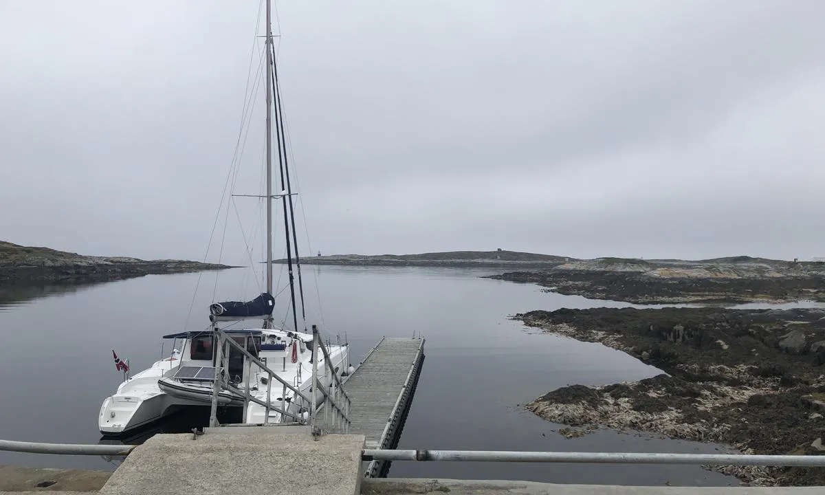 Titran: {"base": "no", "no": "P\u00e5 innsiden av flytebrygga m\u00e5 du v\u00e6re forsiktig. Halvveis inn er det en grunne som kommer til syne p\u00e5 lavvann, og det er grunnt ogs\u00e5 inntil flytebrygga. P\u00e5 utsiden av flytebrygga er det bedre, men dype seilb\u00e5ter m\u00e5 passe seg p\u00e5 lavvann (dybde m\u00e5lt med \u00f8yem\u00e5l p\u00e5 lavvann).", "se": "P\u00e5 insidan av flytbryggan m\u00e5ste du vara f\u00f6rsiktig. Halvv\u00e4gs in finns det ett grundomr\u00e5de som syns vid l\u00e5gvatten, och det \u00e4r grundt ocks\u00e5 intill flytbryggan. P\u00e5 utsidan av flytbryggan \u00e4r det b\u00e4ttre, men djupa segelb\u00e5tar m\u00e5ste vara f\u00f6rsiktiga vid l\u00e5gvatten (djup m\u00e4tt med \u00f6gonm\u00e5tt vid l\u00e5gvatten).", "en": "On the inside of the floating dock, you must be careful. Midway in, there is a shallow area that becomes visible at low tide, and it is also shallow next to the floating dock. On the outside of the floating dock, it is better, but deep-draft sailboats must be cautious at low tide (depth measured by eye at low tide).", "da": "P\u00e5 indersiden af flydebroen skal du v\u00e6re forsigtig. Halvvejs inde er der et grundt omr\u00e5de, der kommer til syne ved lavvande, og det er ogs\u00e5 grundt t\u00e6t p\u00e5 flydebroen. P\u00e5 ydersiden af flydebroen er det bedre, men dybe sejlb\u00e5de skal passe p\u00e5 ved lavvande (dybde m\u00e5lt med \u00f8jem\u00e5l ved lavvande)."}