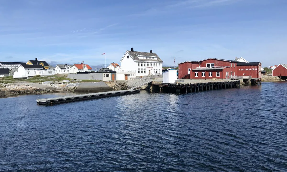 {"base": "no", "no": "Gjestebrygga p\u00e5 Titran er en flytebrygge du f\u00e5r p\u00e5 babord side n\u00e5r du g\u00e5r inn i havna. Brygga ligger utenfor huset til \u00abIsak Gaustad Eftf.\u00bb. Bak den r\u00f8de brygga til h\u00f8yre i bildet finner du dusj og WC.", "se": "G\u00e4stbryggan p\u00e5 Titran \u00e4r en flytbrygga som du f\u00e5r p\u00e5 babord sida n\u00e4r du g\u00e5r in i hamnen. Bryggan ligger utanf\u00f6r huset till \u00abIsak Gaustad Eftf.\u00bb. Bakom den r\u00f6da bryggan till h\u00f6ger i bilden hittar du dusch och WC.", "en": "The guest pier at Titran is a floating dock you will find on the port side when you enter the harbor. The dock is located outside the house of 'Isak Gaustad Eftf.'. Behind the red dock to the right in the picture, you will find showers and a restroom.", "da": "G\u00e6stebroen p\u00e5 Titran er en flydebro, du f\u00e5r p\u00e5 bagbord side, n\u00e5r du sejler ind i havnen. Broen ligger udenfor huset til \u00abIsak Gaustad Eftf.\u00bb. Bag den r\u00f8de bro til h\u00f8jre p\u00e5 billedet finder du bruser og WC."}