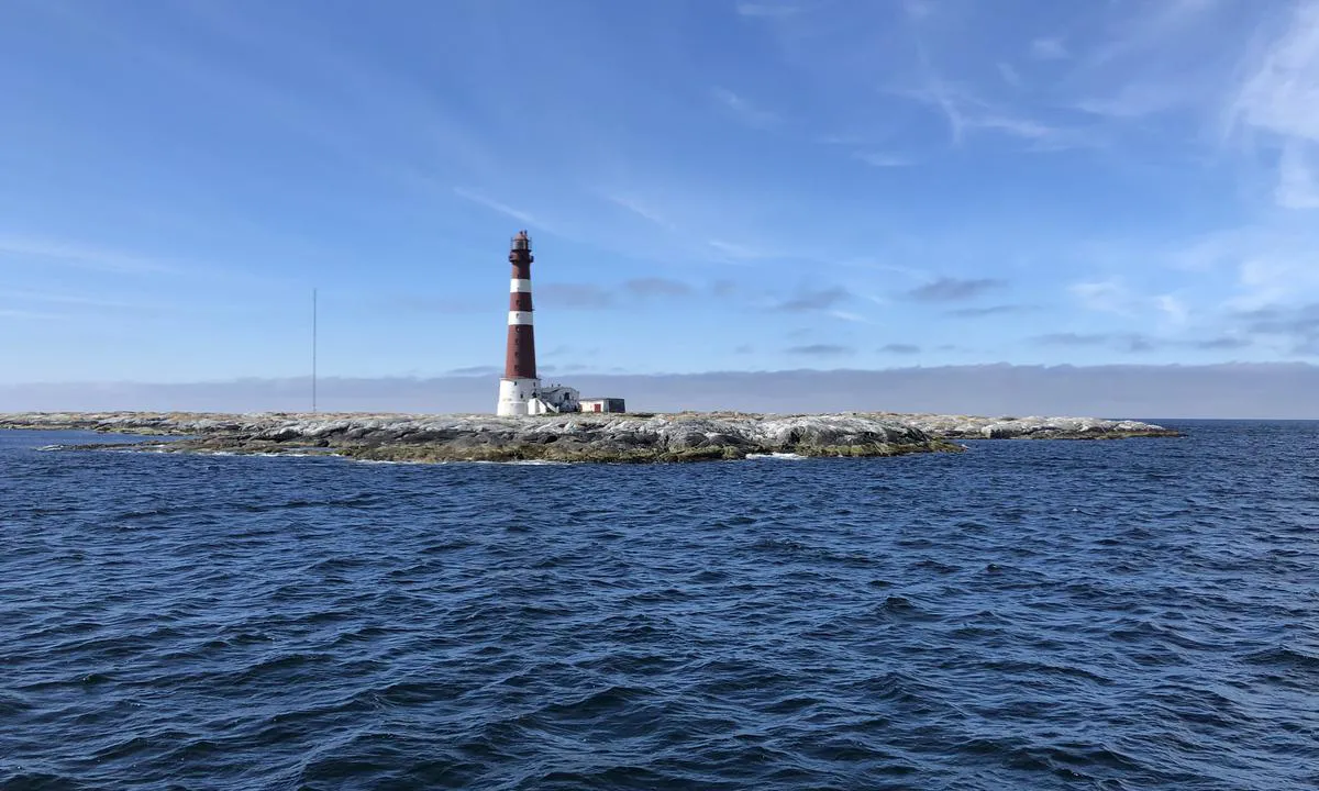 {"base": "no", "no": "Rett vest for Titran ligger Sletringen fyr. Det er et kystfyr (landkjenningsfyr) som du ser i lang tid f\u00f8r du kommer til Titran. .", "se": "Rakt v\u00e4ster om Titran ligger Sletringen fyr. Det \u00e4r ett kustfyr (landk\u00e4nningens fyr) som du ser under l\u00e5ng tid innan du kommer till Titran.", "en": "Directly west of Titran lies Sletringen Lighthouse. It is a coastal lighthouse (landmark lighthouse) that you will see long before you arrive at Titran.", "da": "Lige vest for Titran ligger Sletringen fyr. Det er et kystfyr (landkendingfyr), som du ser i lang tid, f\u00f8r du kommer til Titran."}