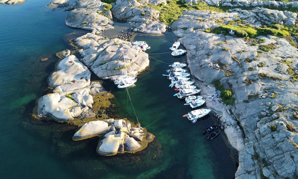 Tjällsö holme: {"base": "en", "no": "Foto tatt fra innseiling", "se": "Foto taget fr\u00e5n infarten", "en": "Photo taken from approach", "da": "Foto taget fra indsejlingen"}