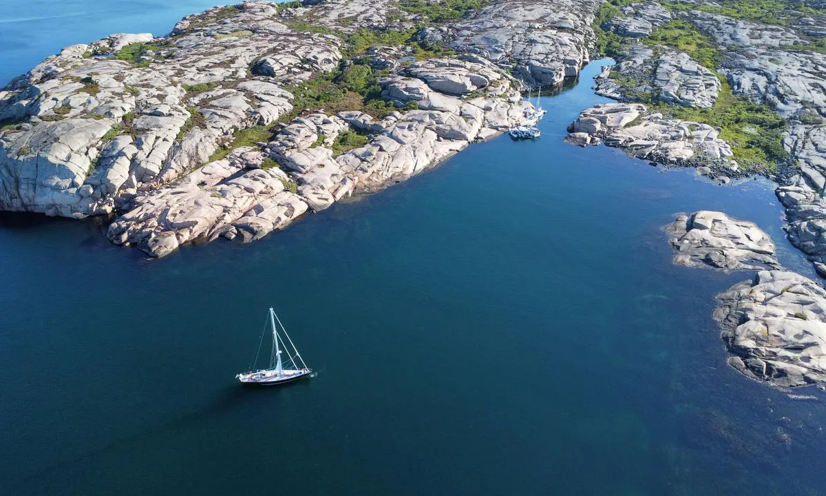 Tjällsö: {"base": "en", "no": "Du kan ankre i den ytre bukten, og fort\u00f8ye mot fjellet helt innerst i bunnen av den", "se": "Du kan ankra i den yttre viken och f\u00f6rt\u00f6ja mot klippan hela v\u00e4gen l\u00e4ngst in i den", "en": "You can anchor in the outer bay, and moor towards the rock all the way in the bottom of it", "da": "Du kan ankre i den ydre bugt og fort\u00f8je mod klippen helt inde i bunden af den"}