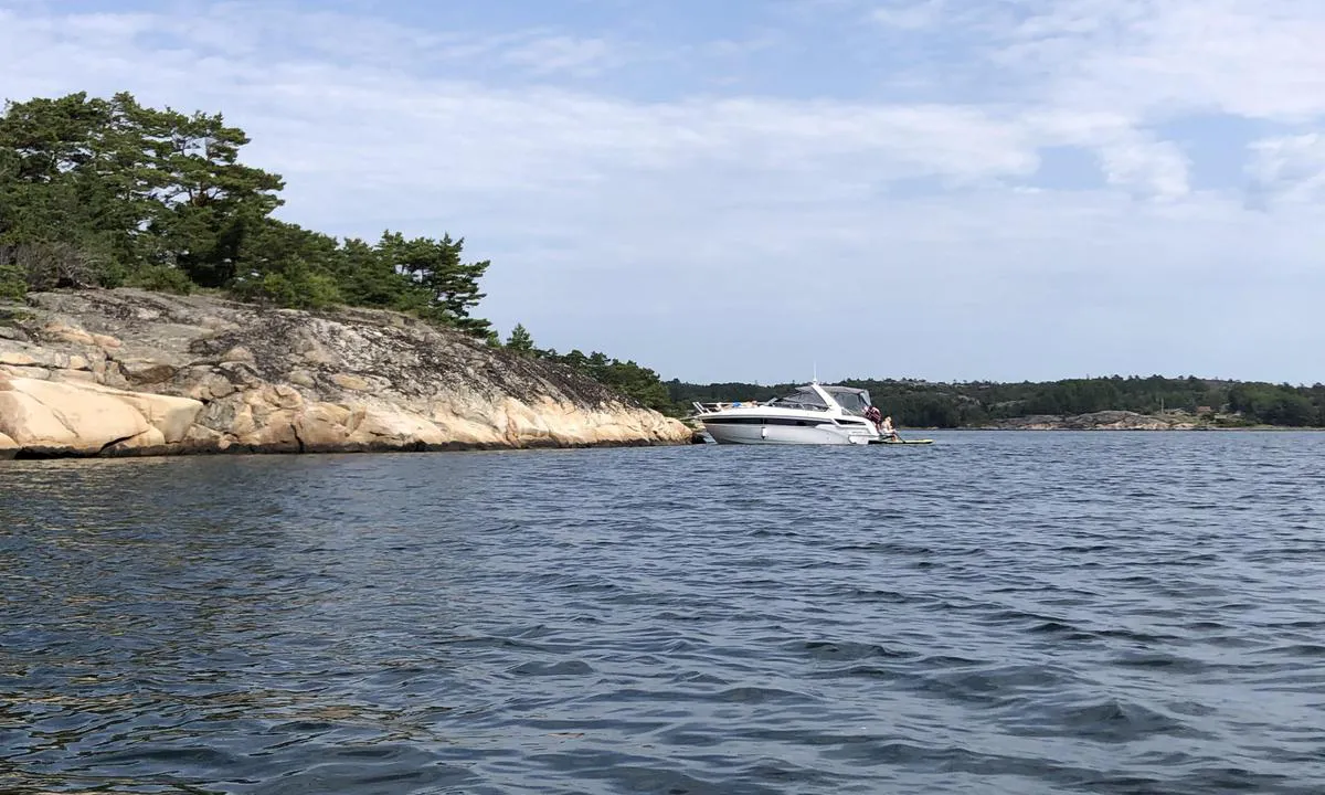 Tjärnö South East: {"base": "no", "no": "Her ligger du fint mot land. Akterdregg og bolter i fjellet.", "se": "H\u00e4r ligger du fint mot land. Akterankare och bultar i berget.", "en": "Here you lie nicely towards the land. Stern anchor and bolts in the rock.", "da": "Her ligger du fint mod land. Agteranker og bolte i klippen."}