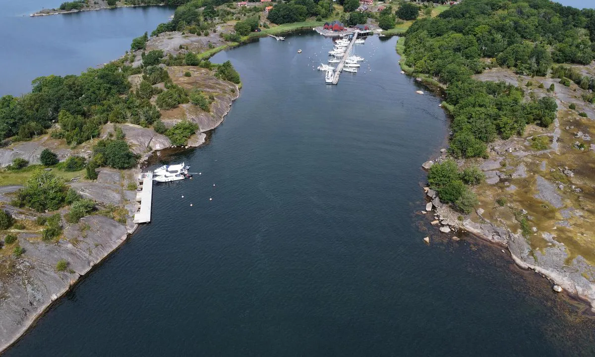 Tjärö - Bräkne-hoby: {"base": "no", "no": "Innseilingen til havnen p\u00e5 Tj\u00e4r\u00f6", "se": "Inseglingen till hamnen vid Tj\u00e4r\u00f6", "en": "Approaching the harbor at Tj\u00e4r\u00f6", "da": "Indsejlingen til havnen p\u00e5 Tj\u00e4r\u00f6"}