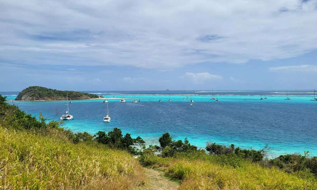 Tobago Cays National Park: {"base": "en", "no": "s\u00f8r for Barandal bak Horseshoe Reef", "se": "s\u00f6der om Barandal bakom Horseshoe Reef", "en": "south of Barandal behind the Horseshoe Reef", "da": "syd for Barandal bag Horseshoe Reef"}