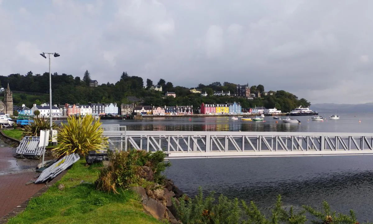 {"base": "en", "no": "Fargerike butikker og restauranter i Tobermory n\u00e6r marinaen.", "se": "F\u00e4rgglada butiker och restauranger i Tobermory n\u00e4ra marinan.", "en": "Colourful shops and restaurants of Tobermory near the Marina.", "da": "Farverige butikker og restauranter i Tobermory n\u00e6r Marinaen."}