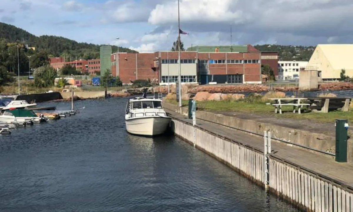 {"base": "no", "no": "Hos Tofte B\u00e5tforening finner du gjesteplassen langs den faste kaia, og du fort\u00f8yer longside.", "se": "Hos Tofte B\u00e5tklubb finner du g\u00e4sthamnsplatsen l\u00e4ngs den fasta kajen, och du f\u00f6rt\u00f6jer l\u00e5ngsides.", "en": "At Tofte Boat Association, you will find the guest berth along the fixed pier, and you moor alongside.", "da": "Hos Tofte B\u00e5dforening finder du g\u00e6stepladsen langs den faste kaj, og du fort\u00f8jer langsiden."}