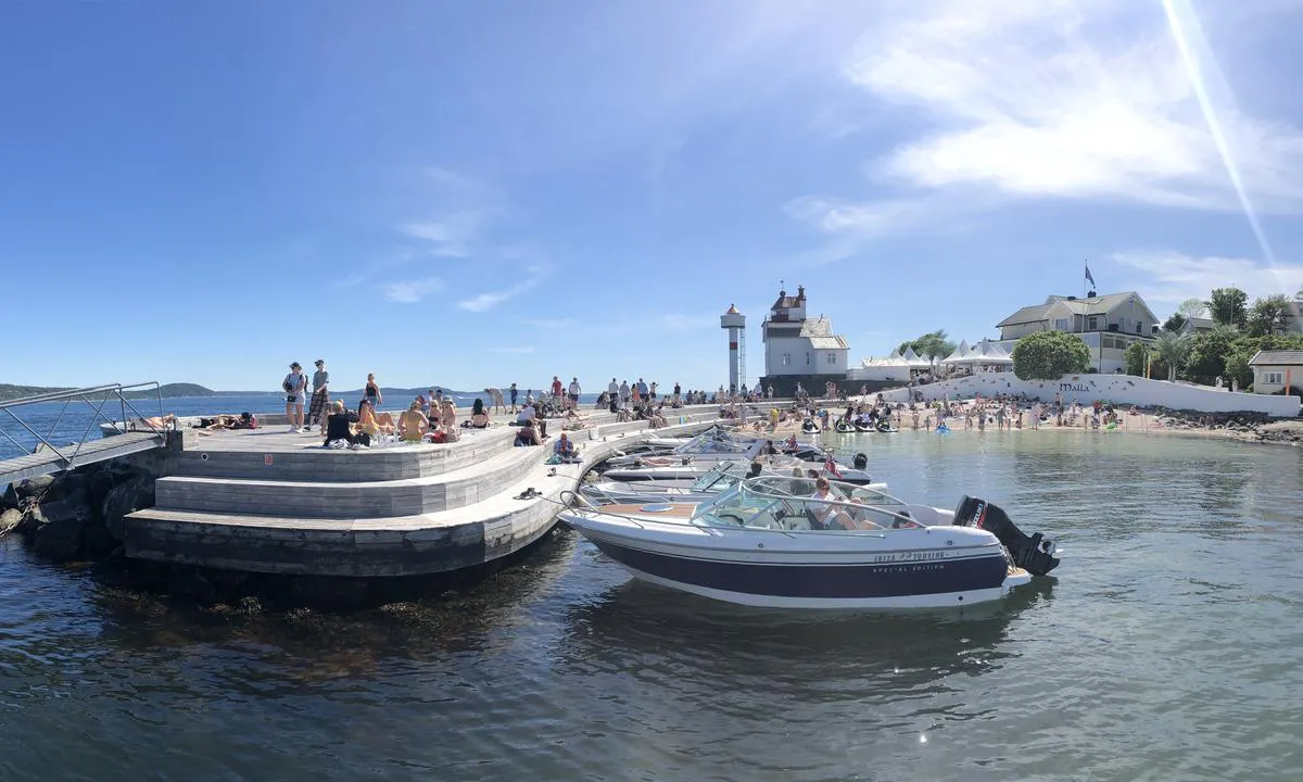 {"base": "no", "no": "Villa Malla og Filtvet Fyr.", "se": "Villa Malla och Filtvet Fyr.", "en": "Villa Malla and Filtvet Lighthouse.", "da": "Villa Malla og Filtvet Fyr."}