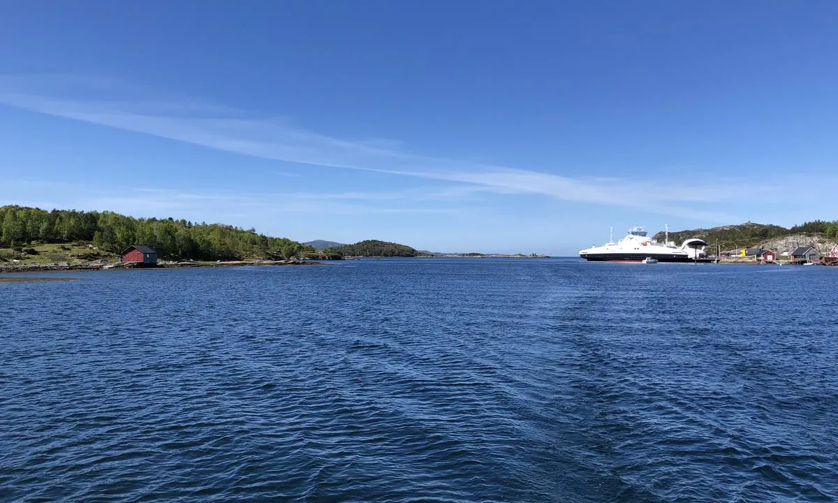 Når du seiler inn til Tømmervågen må du være oppmerksom på og vike for bilfergene som har hyppige anløp. Her ser vi vestover og ut fra ankringsplassen. Du får fergekaia på din babord side når du går inn mot Tømmervågen.