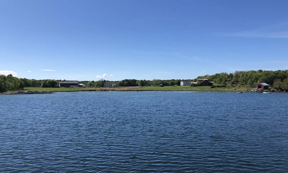 Utsikt mot landbruksområder syd for ankringsplassen i Tømmervågen.