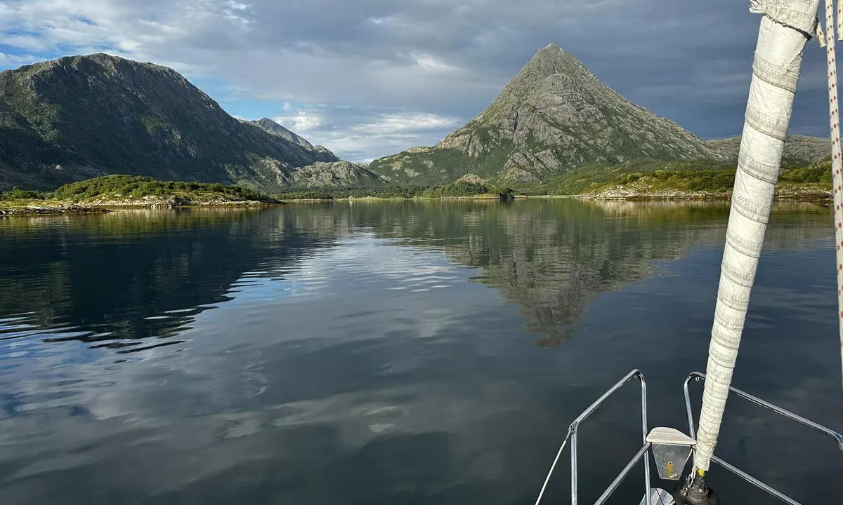 Tomsvika: {"base": "no", "no": "Perfekte ankringsforhold og godt skjermet fra v\u00e6r og vind.", "se": "Perfekta ankringsf\u00f6rh\u00e5llanden och v\u00e4l skyddad fr\u00e5n v\u00e4der och vind.", "en": "Perfect anchoring conditions and well sheltered from weather and wind.", "da": "Perfekte ankringsforhold og godt sk\u00e6rmet fra vejr og vind."}