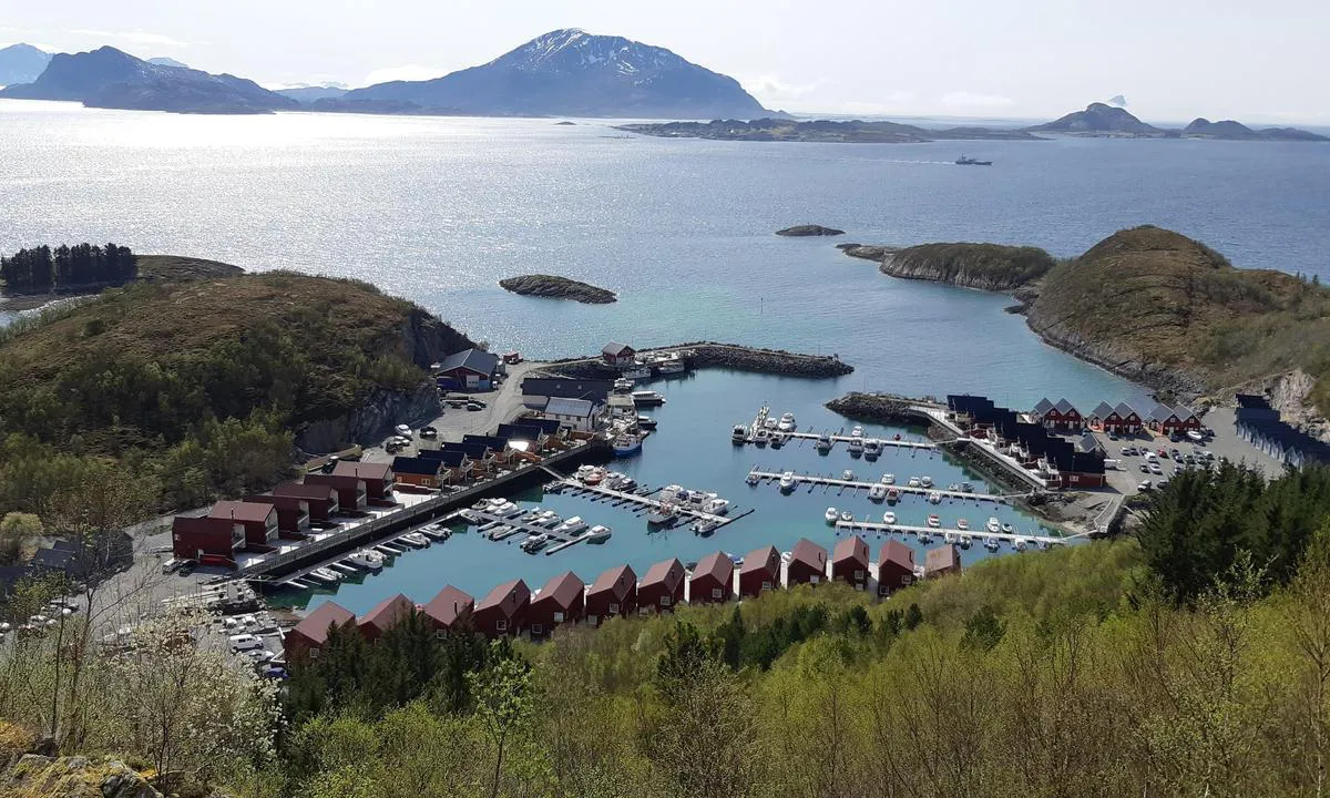Tonnes Havn: {"base": "no", "no": "B\u00e5thavnen,tatt fra grillhytta.", "se": "B\u00e5thamnen, tagen fr\u00e5n grillstugan.", "en": "The marina, taken from the grill hut.", "da": "B\u00e5dhavnen, taget fra grillhytten."}