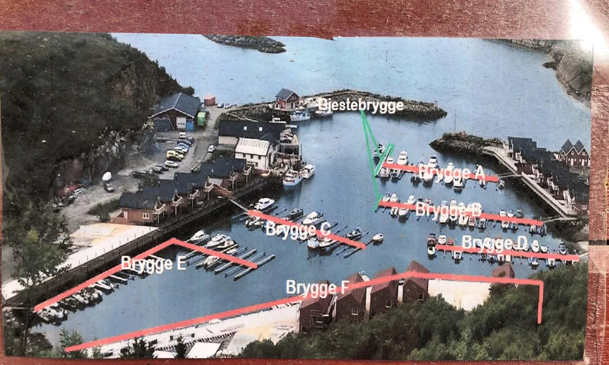 Tonnes Havn: {"base": "no", "no": "B\u00e5tforeningens skisse over havna (bildet henger p\u00e5 servicebygget).", "se": "B\u00e5tklubbens skiss \u00f6ver hamnen (bilden h\u00e4nger p\u00e5 servicebyggnaden).", "en": "The boat association's sketch of the harbor (the picture is hanging on the service building).", "da": "B\u00e5dforeningens skitse over havnen (billedet h\u00e6nger p\u00e5 servicebygningen)."}
