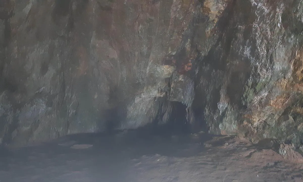 Tonnes Havn: I enden av grotta (ca 180 meter) minker hullet betraktelig.