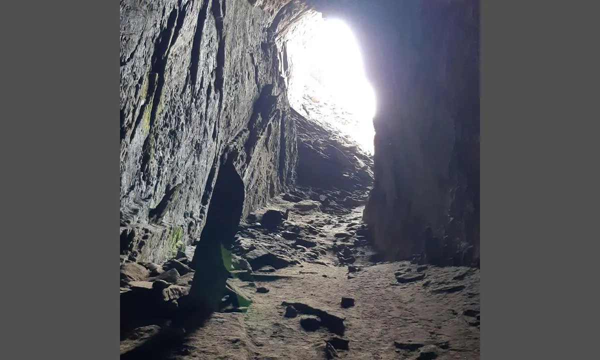 Tonnes Havn: Inngangen til grotta tatt fra innsiden.